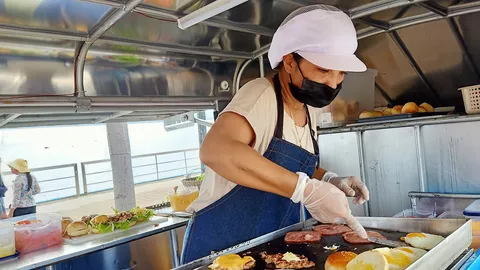 สาวพะเยาหนีพิษโควิด ทำฟู้ดทรัคขายเบอร์เกอร์ ทำรายได้วันละเกือบหมื่น (คลิป)