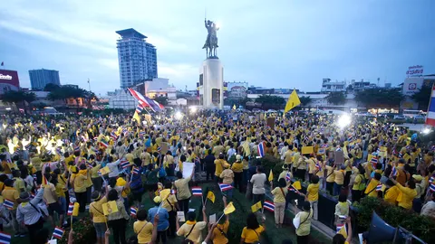 ผู้ชุมนุมกลุ่มรักสถาบันฯ สวมเสื้อเหลืองร่วมกันทำกิจกรรมที่วงเวียนใหญ่ 