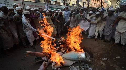 รุมต้าน ประธานาธิบดีฝรั่งเศส ที่ปกป้องการ์ตูนที่ล้อเลียนศาสดามูฮัมหมัด