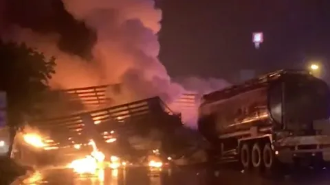 พ่วงขนน้ำมัน 3.6 หมื่นลิตร ชนท้ายสิบล้อ แยกไฟแดงหนองกี่เป็นทะเลเพลิง