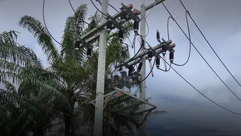 2 พนักงานการไฟฟ้ากระบี่ โดนไฟฟ้าแรงสูงช็อต ร่วงตกเสาตาย 1 สาหัส 1