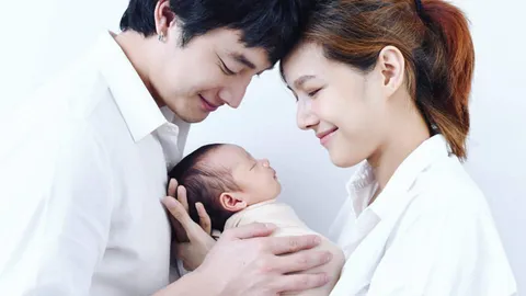 แนท-เป๊ก เผยภาพพ่อแม่ลูกสุดอบอุ่น น้องเรม่า ดั้งโด่ง น่าเอ็นดูมากๆ