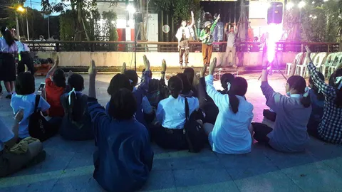 นร.-นศ. Korat No เผด็จการ ชุมนุมขับไล่นายกฯ ชู 3 นิ้ว นั่งเคารพธงชาติ