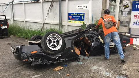 หนุ่มเชียงใหม่ขับ MX-5 แหกโค้งชนเสาไฟฟ้าพังยับดับ ร่างติดคาซากรถ (คลิป)