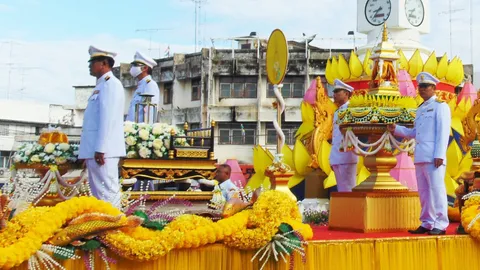 จ.สุโขทัยจัด ขบวนอัญเชิญไฟพระฤกษ์และพระประทีปพระราชทาน แห่รอบเขตเทศบาล