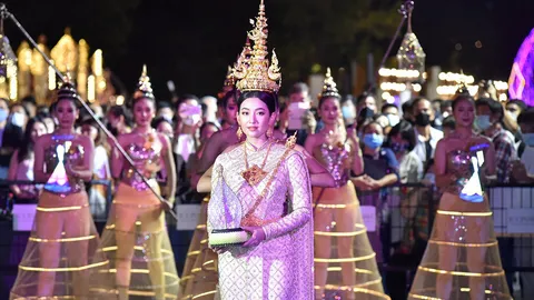 "กระทง" กรุงลอยกันคึก เบลล่าโฉมนพมาศมี "ฮาโลวีน" ผสมโรง