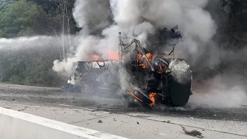 ไฟไหม้รถน้ำมัน พุ่งชนรถเก๋งขณะลงดอยขุนตาน พบคนขับกระเด็นออกมาตาย  