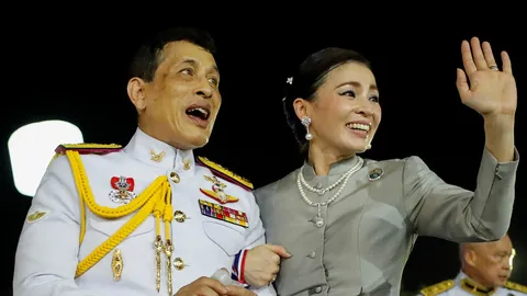 "ทรงพระเจริญ" ดังกึกก้อง "ในหลวง-ราชินี" ทักทายประชาชนเฝ้าฯ รับเสด็จ