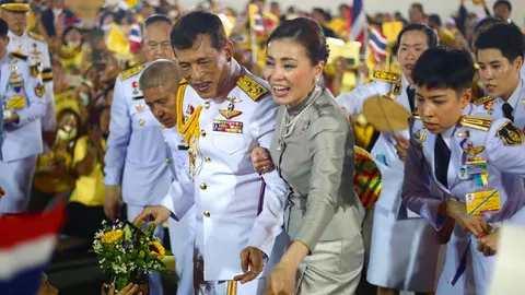 "ในหลวง-พระราชินี" ทรงมีพระราชปฏิสันถารกับปชช.รอเฝ้าฯ รับเสด็จ