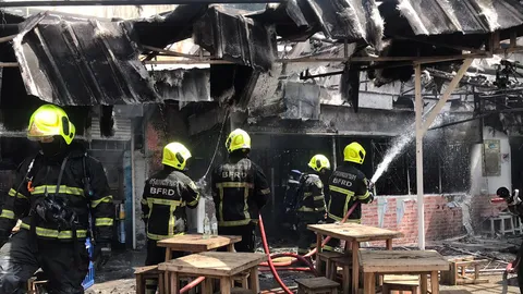 ไฟไหม้ร้าน "ลาดมะพร้าว" ร้านอาหารกินดื่ม ใกล้ห้าแยกลาดพร้าววอดหมด (คลิป)