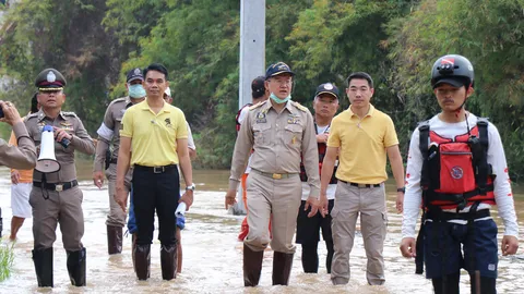 'ปักธงชัย' ท่วมซ้ำ หลังน้ำลำพระเพลิงล้นคลอง ผวจ.โคราช เร่งให้กำลังใจ