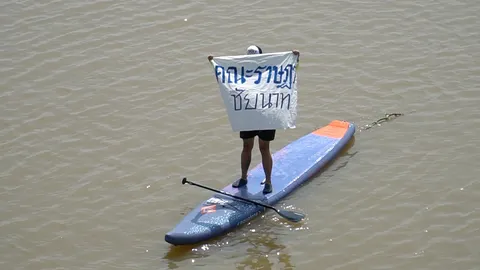 หนุ่มชัยนาท คณะราษฎรทางน้ำ พายซับบอร์ดเรียกร้องนายกฯลาออก 