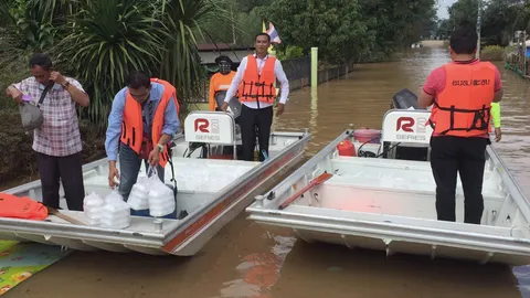 2 หมู่บ้านท้ายเขื่อนลำพระเพลิง จมกว่าร้อยหลังคาเรือน น้ำท่วมถูกตัดขาด