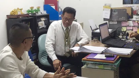 "เสี่ยตี๋" เข้ารับทราบข้อหายิงปืนไล่คู่กรณี ซิ่งปอร์เช่มาหาเรื่องที่บ้าน