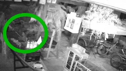 ภาพปริศนา หญิงนั่งข้างเรือโบราณ เผยซื้อจาก จ.พิจิตร ให้หวยแม่นมาก  