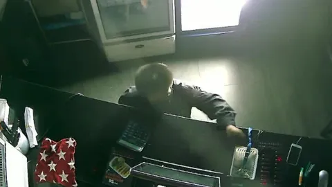 โจรงัดร้าน "หม่อมถนัดแดก" ลืมมอเตอร์ไซค์ไว้ บอกรับคืนได้ที่ สภ.วังน้อย 