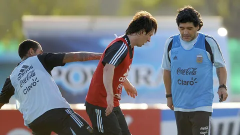 “เมสซี” ส่งกำลังใจถึง “มาราโดนา” หลังผ่าตัดเลือดคั่งในสมอง