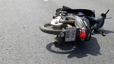 หนุ่ม 34 ขี่ จยย.ยูเทิร์นเจอ นักเรียน ปวช.มาทางตรงชนกระเด็นดับคาที่