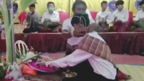 งานวิวาห์สุดเศร้า เจ้าบ่าวใจสลาย แต่งกับเจ้าสาวในโลงศพ 