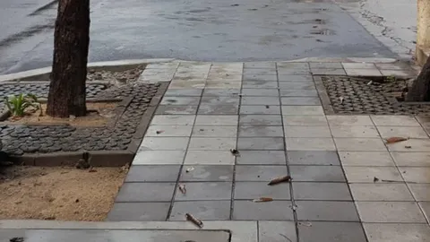 ฟุตปาทกทม. ชำรุดง่ายแถมมีน้ำขัง เผลอเหยียบพื้นกระดก กระเด็นเปียกเท้า