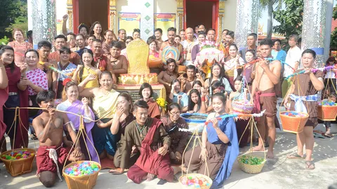 ขบวนแห่สุดฮึกเหิม แต่งเป็นชาวบ้านบางระจัน พาพ่อนาคเข้าอุปสมบทที่สิงห์บุรี (คลิป)