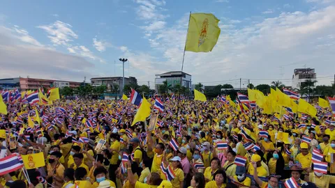 คนชลบุรีพร้อมใจสวมเสื้อเหลือง แสดงจุดยืนรวมพลังปกป้องสถาบัน