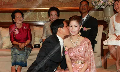 รักที่รอคอย ของ เสี่ยเล็ก ตระกูลอัมพุช