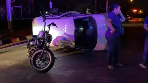 สถาปนิกชนดับสลด ควบฮาร์เลย์ขาว ฝ่าไฟ-เจอรถตู้ โจ๋แว้นชนหมา