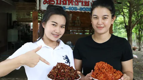 2 สาวบ้านโป่ง ทำพริกแกงเผ็ด-ต้มยำ ขายทางเฟซบุ๊ก หารายได้เป็นทุนการศึกษา