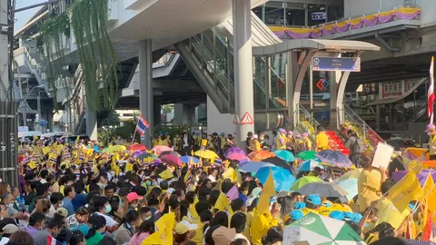 ประชาชนสวมเสื้อเหลืองรอรับเสด็จ “ในหลวง-พระราชินี” บริเวณ MRT หลักสอง