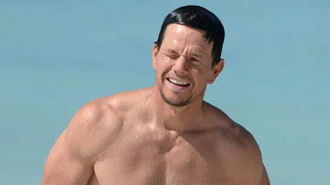 มาร์ค วอห์ลเบิร์ก คว้าทีมประพันธ์บทหนัง Brokeback Mountain มาทำหนังใหม่