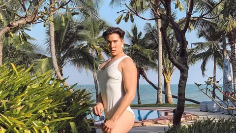 เขื่อน ภัทรดนัย อวดหุ่นล่ำในชุดว่ายน้ำสีขาว แสดงความรู้สึกผ่านเสื้อผ้า