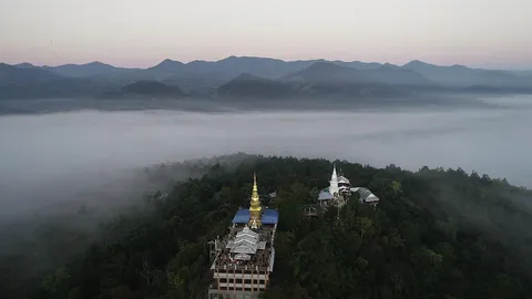 เที่ยวหน้าหนาวที่ลำพูน ไหว้พระชมทะเลหมอก วัดพระพุทธบาทผาหนามเมืองลี้ 