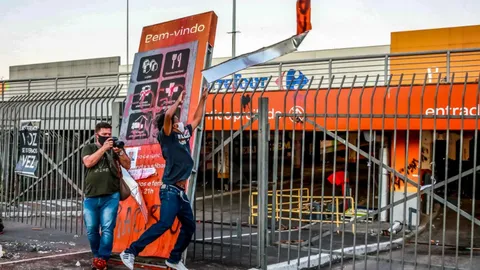 บราซิลประท้วงเดือด เหตุคนผิวสีถูกซ้อมจนตายในห้างดัง