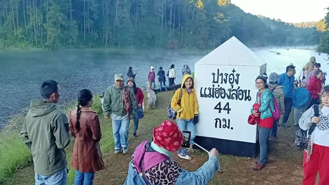 คนทั่วสารทิศไปเที่ยวรับลมหนาว ชมสายหมอกยามเช้า ที่ปางอุ๋ง-บ้านรักไทย