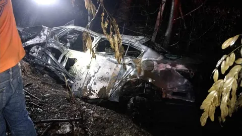 หนุ่มบ้านลาดเคราะห์ร้าย รถเก๋งคว่ำย่างสด 2 ศพ อีกคนกระเด็นออก รอด 