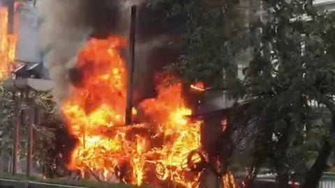 ไฟไหม้สายสื่อสาร หน้าตึกไทยซัมมิท-พรรคเพื่อไทย ล่าสุดเพลิงสงบแล้ว