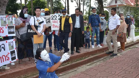 ญาติ "บังบัส" เหยื่อวิสามัญ บุกศาลากลาง ร้องผู้ว่าฯ ยื่นฟ้อง 13 ตำรวจ 