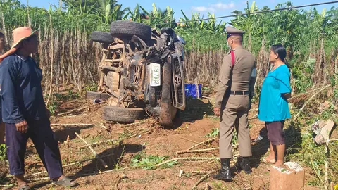 กระบะสาวด่านขุนทด ชน จยย.ลุงขี่เลี้ยวตัดหน้ากระเด็นคนละทางตาย 1 สาหัส 1