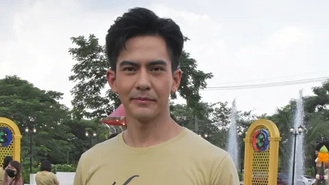 "เต้ย" พ่อพระเด็กๆให้ทุนการศึกษาร.ร.เก่า วันเกิดพ่อแม่มอบของขวัญถุง