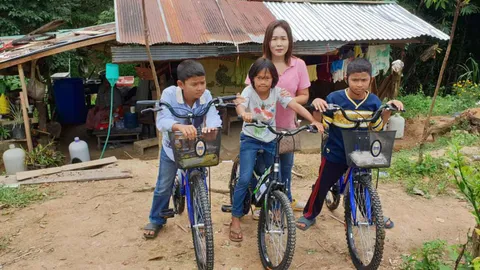 ธารน้ำใจแห่ช่วย สามพี่น้องที่ชุมพร สาวใจบุญพาเที่ยวห้าง-ซื้อจักรยาน 