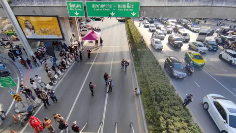 มวลชนทยอยร่วมชุมนุมห้าแยกลาดพร้าว เริ่มปิดถนนบางจุด การจราจรชะลอตัว