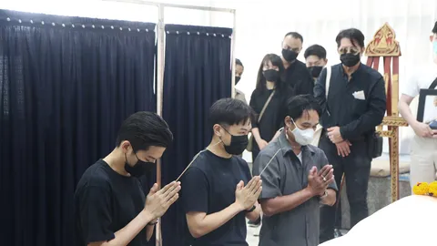 บรรยากาศพิธีรดน้ำศพคุณแม่มาร์ช จุฑาวุฒิ สุดเศร้า เพื่อนพี่น้องร่วมอาลัย