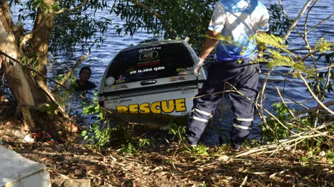รถกู้ภัยที่ตราด ตกน้ำ ขณะรีบนำคนเจ็บส่งรพ. ตายยกคัน 3 ศพ 