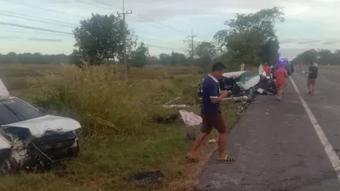 กระบะหลับในข้ามเลนชนเก๋งยับตายยกครัว 5 ศพเจ็บสาหัส 4 รายที่โนนแดงโคราช