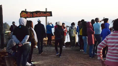 คนนับพันแห่เที่ยวดอยผาตั้ง-ภูชี้ดาว ซุปเปอร์คาร์แวะเช็กอินสร้างสีสัน