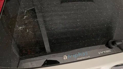 ลืมขวดเครื่องดื่มไว้บนรถ 6 วัน ระเบิดกระแทกกระจก แตกทั้งบาน