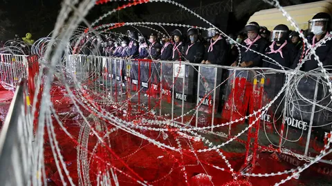 ม็อบราษฎรแสดงออกเชิงสัญลักษณ์ สาดสีแดงลงพื้นหน้ากรมทหารราบที่ 11