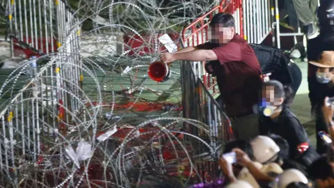 เตรียมดำเนินคดี ม็อบหน้าราบ 11 ปล่อยลมยาง ทุบกระจก พ่นสีรถ