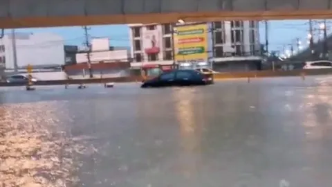 ฝนตกไม่หยุด สงขลาอ่วม ห้าแยกน้ำกระจายท่วมหนัก การจราจรติดขัด